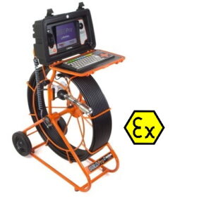 De afbeelding toont een inspectiesysteem met een digitale monitor en een opgerolde kabel op een rol met wielen. Het apparaat is oranje en zwart.